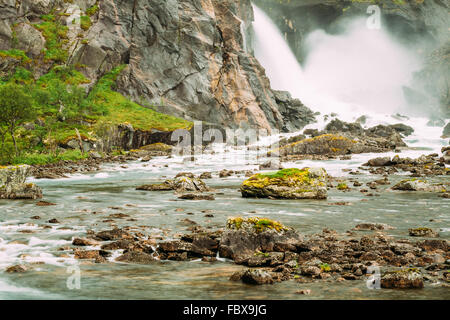 Riesigen Wasserfall im Tal der Wasserfälle in Norwegen. Husedalen Wasserfälle wurden eine Reihe von vier riesigen Wasserfällen in Stockfoto