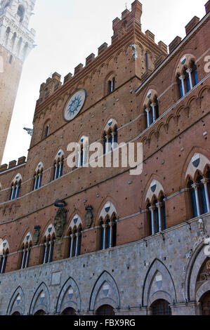 Am frühen Morgennebel um den Torre del Mangia und Palazzo Pubblico auf der Piazza del Campo in Siena, Toskana, Italien Stockfoto