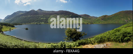 Reflexion über die Seenplatte Hügel in Crummock Stockfoto