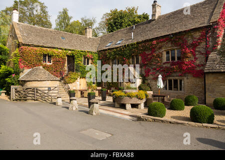 Alte Kneipe Hotel in Cotswold District in England Stockfoto