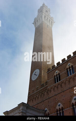 Am frühen Morgennebel um den Torre del Mangia und Palazzo Pubblico auf der Piazza del Campo in Siena, Toskana, Italien Stockfoto