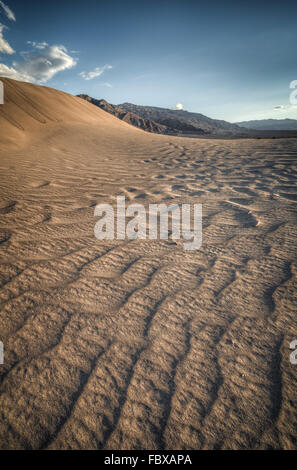 Sanddüne sehen aus wie eine Welle im Death Valley Stockfoto