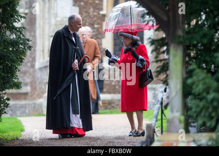 Die Königin am Sandringham Kirche am 25. Dezember 2015 in der Nähe von King's Lynn, Norfolk, für den Weihnachtstag-Service. Stockfoto