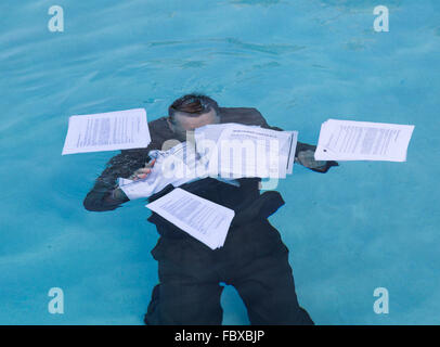 Senior woman Hypothek Darlehen Dokument im Wasser halten Stockfoto