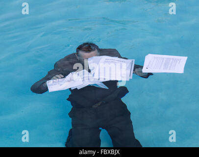 Senior woman Hypothek Darlehen Dokument im Wasser halten Stockfoto