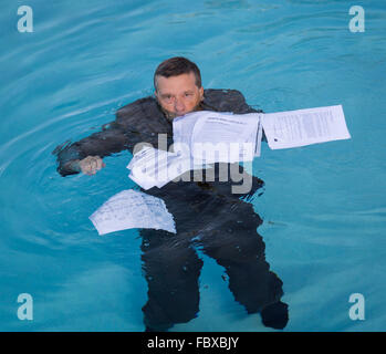 Senior woman Hypothek Darlehen Dokument im Wasser halten Stockfoto