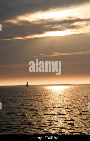 Segelboot im Sonnenuntergang auf der Küste von Fair Hoffnung, Alabama Stockfoto