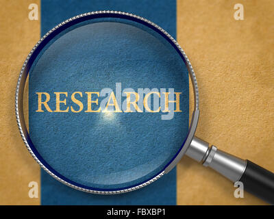 Forschung durch die Linse auf dem alten Papier. Stockfoto