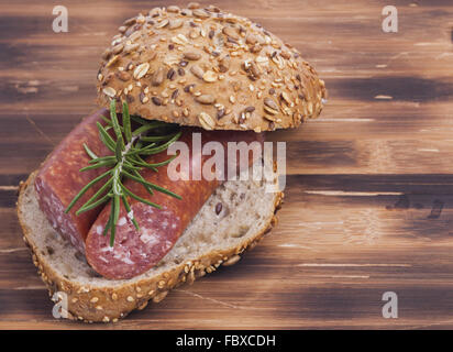 Sandwich auf Holzplatte Stockfoto