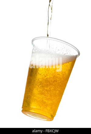 Golden Lager oder Bier in Einweg-Plastikbecher Stockfoto