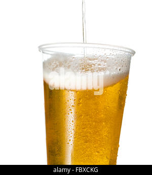 Golden Lager oder Bier in Einweg-Plastikbecher Stockfoto