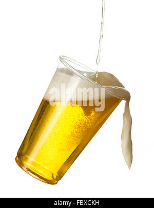 Golden Lager oder Bier in Einweg-Plastikbecher Stockfoto