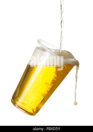 Golden Lager oder Bier in Einweg-Plastikbecher Stockfoto