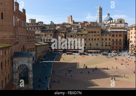 Blick hinunter auf die Piazza del Campo in Siena, Toskana, Italien Stockfoto