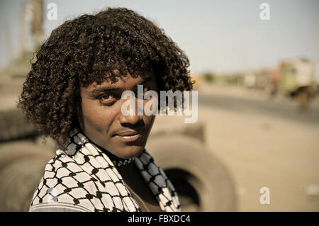 Porträt eines jungen Mannes der Afar mit lockigen Haaren in Mille, Afar-Region, Äthiopien Stockfoto