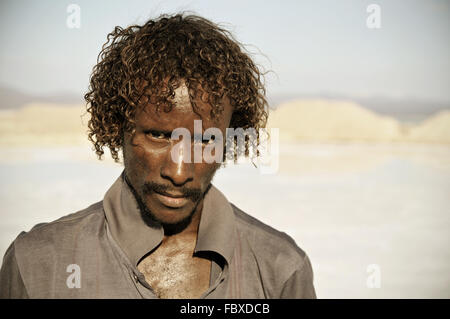 Porträt von einem afrikanischen Mann der Afar in Salinen am Ufer des Sees Afrera, Afar-Region, Äthiopien Stockfoto