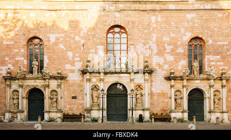 Fassade der St.-Petri Kirche. Es ist eine evangelisch-lutherische Kirche in Riga, der Hauptstadt Lettlands, Saint Peter gewidmet. Es ist eine Pfarrei c Stockfoto