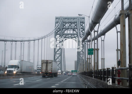 Auf dem Weg nach New York über die George Washington Brücke Schlechtes Wetter Stockfoto