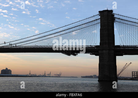 Brooklyn Bridge überspannt den East River und Brooklyn an Manhattans Lower East Side in New York, USA Stockfoto