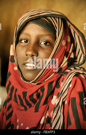 Junge muslimische Frau einen rote Hijab zu tragen, in ihrem Haus in Dodom, Danakil-Senke, Afar-Region, Äthiopien Stockfoto