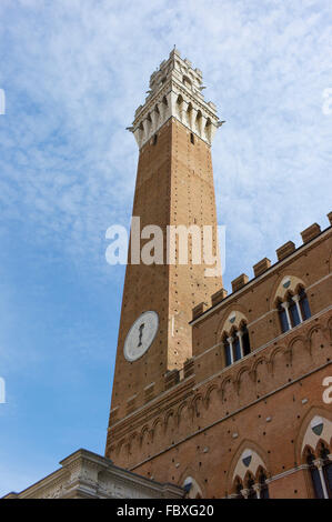 Am frühen Morgennebel um den Torre del Mangia und Palazzo Pubblico auf der Piazza del Campo in Siena, Toskana, Italien Stockfoto