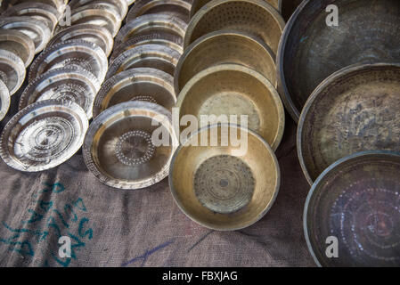 Indischer Markt. Messing- und Kupferschalen, Teller und Schalen sind auf dem sehr großen und sehr lebendigen Balipara Saturday Market, Assam, Indien, erhältlich. Stockfoto