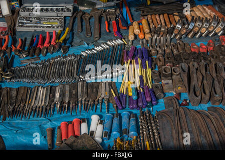 Indischer Markt. Eine Vielzahl von Handwerkzeugen und mehr auf dem sehr großen und sehr lebendigen Balipara Saturday Market, Assam, Indien. Stockfoto