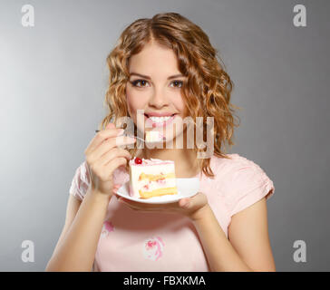 Lächelndes Mädchen mit Kuchen Stockfoto