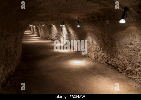 Beleuchteten Tunnel in Tuff - Gestein aus vulkanischer Asche gemacht Stockfoto