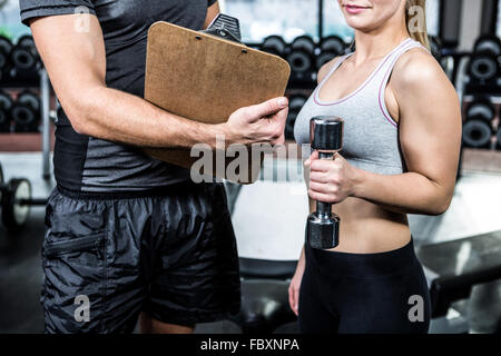 Passen Sie Frau diskutieren Leistung mit trainer Stockfoto