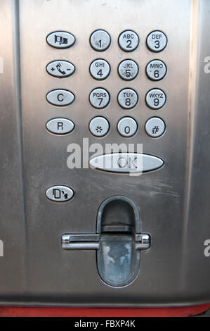 Metall-Tastatur des verwendeten öffentlichen Telefon Stockfoto