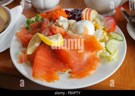 Geräucherter Lachs Salat Stockfoto