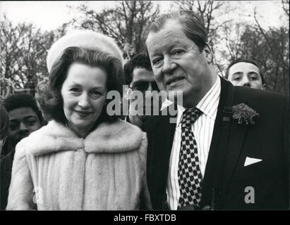 1962 - Lady Diana Spencer Familie: Lord und Lady Spencer. Das Foto zeigt die 8. Earl Spencer, Vater von Prinz Charles' Fiancess, Lady Diana Spencer. Mit ihm ist seine zweite Frau, Raine, Tochter der Schriftstellerin Barbara Cartland und Stiefmutter von Lady Diana. © Keystone Bilder USA/ZUMAPRESS.com/Alamy Live-Nachrichten Stockfoto