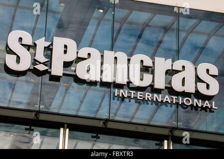 LONDON, UK - 19. Januar 2016: Ein Blick auf den Haupteingang Zeichen für St. Pancras International Station in London, am 19. Januar Stockfoto