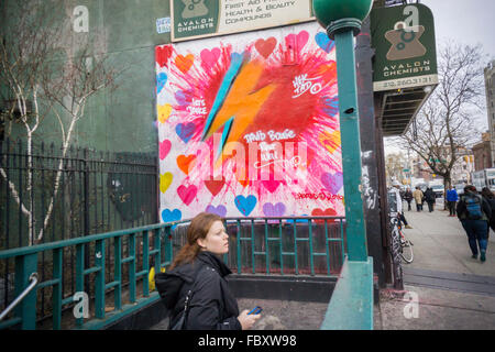 Ein Wandbild des Künstlers Hektad in East Village in New York ist eine Hommage an den verstorbenen Musiker David Bowie auf Freitag, 15. Januar 2016. Bowie starb an Krebs im Alter von 69 Jahren am 10. Januar 2016 und nach seinen Wünschen wurde eingeäschert, mit seiner Familienplanung, ihn in einer privaten Zeremonie zu Ehren. (© Richard B. Levine) Stockfoto