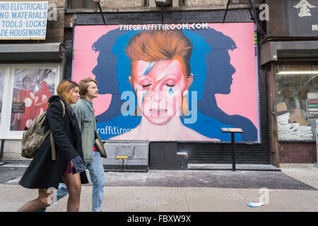 Ein Wandbild im Stadtteil Nolita in New York ist eine Hommage an den verstorbenen Musiker David Bowie auf Freitag, 15. Januar 2016. Bowie starb an Krebs im Alter von 69 Jahren am 10. Januar 2016 und nach seinen Wünschen wurde eingeäschert, mit seiner Familienplanung, ihn in einer privaten Zeremonie zu Ehren. (© Richard B. Levine) Stockfoto