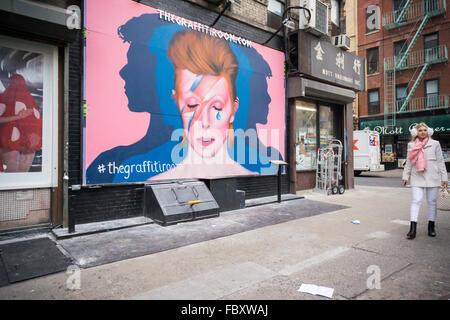 Ein Wandbild im Stadtteil Nolita in New York ist eine Hommage an den verstorbenen Musiker David Bowie auf Freitag, 15. Januar 2016. Bowie starb an Krebs im Alter von 69 Jahren am 10. Januar 2016 und nach seinen Wünschen wurde eingeäschert, mit seiner Familienplanung, ihn in einer privaten Zeremonie zu Ehren. (© Richard B. Levine) Stockfoto