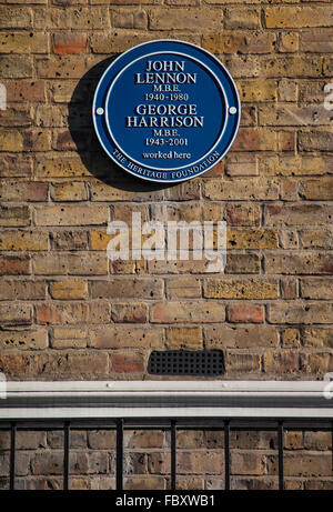 Eine blaue Plakette markiert den ehemaligen Standort von The Beatles nicht mehr existierenden Apple Boutique Shop in der Baker Street in London. Stockfoto