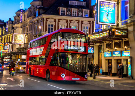 Blick auf Bright Red London-Bus in der Dämmerung, Picadilly Circus, London Stockfoto