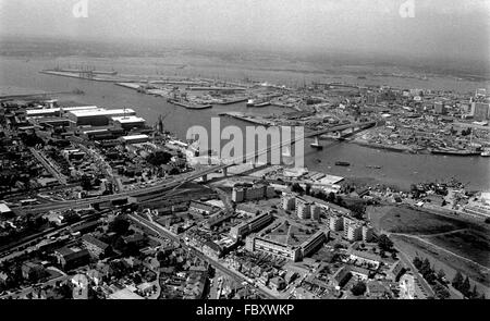 AJAXNETPHOTO. JUNI 1979. SOUTHAMPTON, ENGLAND. -ITCHEN FLUSSBRÜCKE BLICK - ÜBER DIE ITCHEN BASIE-IN RICHTUNG HAFEN VON SOUTHAMPTON UND DARÜBER HINAUS FLUSS TEST UND ENTFERNTEN NEUEN WALD. LINKS SIND DIE WEIßEN SCHUPPEN VON VOSPER THORNYCROFT WEITLÄUFIGE SCHIFF BAUHOF BEI WOOLSTON GEKRÖNT. GEGENWART STADTKAI IN DER NÄHE VON WILLIAM SOPER ALTEN HOF IST RECHTS DER MITTE ZENTRUM. FOTO: JONATHAN EASTLAND/AJAX REF: 15067 Stockfoto