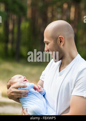 Vater und Neugeborenen Baby Sohn zu Fuß im freien Stockfoto