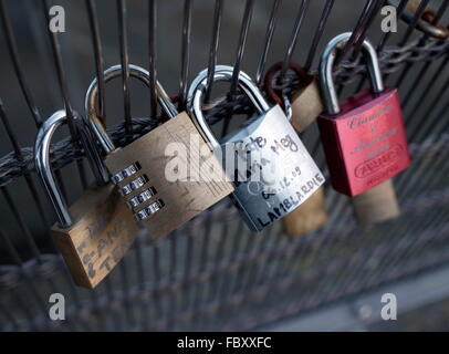 AJAXNETPHOTO. DEZEMBER 2009. PARIS, FRANKREICH. -LIEBE SPERRT - AUF DER PONT DES ARTS.  FOTO: JONATHAN EASTLAND/AJAX REF: GXR 92612 1030181 Stockfoto