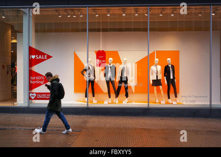 Schaufenster eines Zweigs des C & A Fashion Bekleidungsgeschäft in Groningen Stockfoto