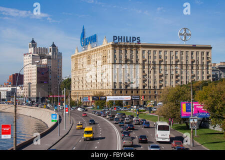 Appartementhaus am Ufer des Flusses Moskwa gegenüber dem Radisson Royal Moscow Hotel (ehemaliges Hotel Ukraina), Moskau, Russland Stockfoto