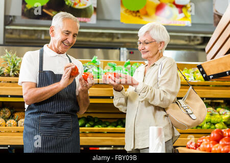 Ältere Kunden und Arbeitnehmer diskutieren Gemüse Stockfoto