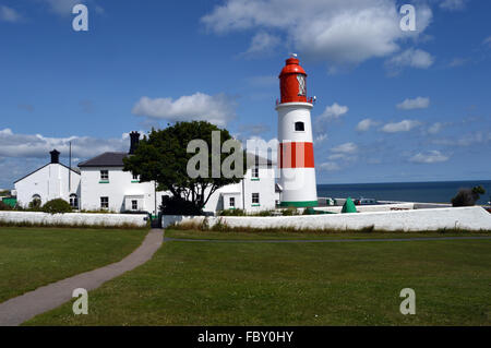 Der Weg zum roten und weißen Souter Leuchtturm Stockfoto