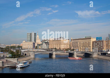 Blick auf den Fluss Moskwa, Borodinskiy Brücke und Smolenskaya Embankment, Moskau, Russland Stockfoto