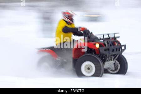 Quad-Bike Fahrer Mykhaylo Ersh (Yamaha Grizzly 660) fährt über Schnee Spur während der Rallye Baja Kyiv-2010 Stockfoto