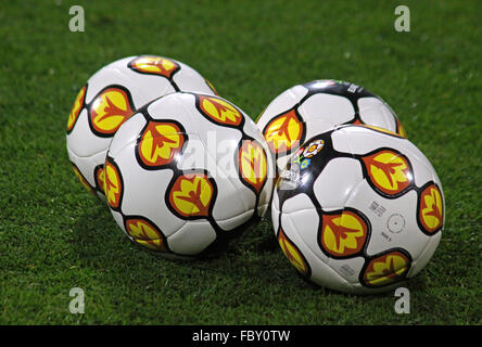 Close-up offizielle UEFA EURO 2012-Kugeln auf dem Rasen Stockfoto