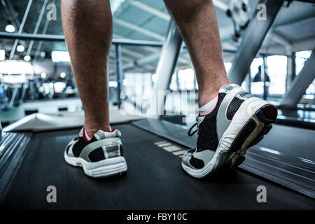 Bild von muskulöser Mann mit Laufband beschnitten Stockfoto